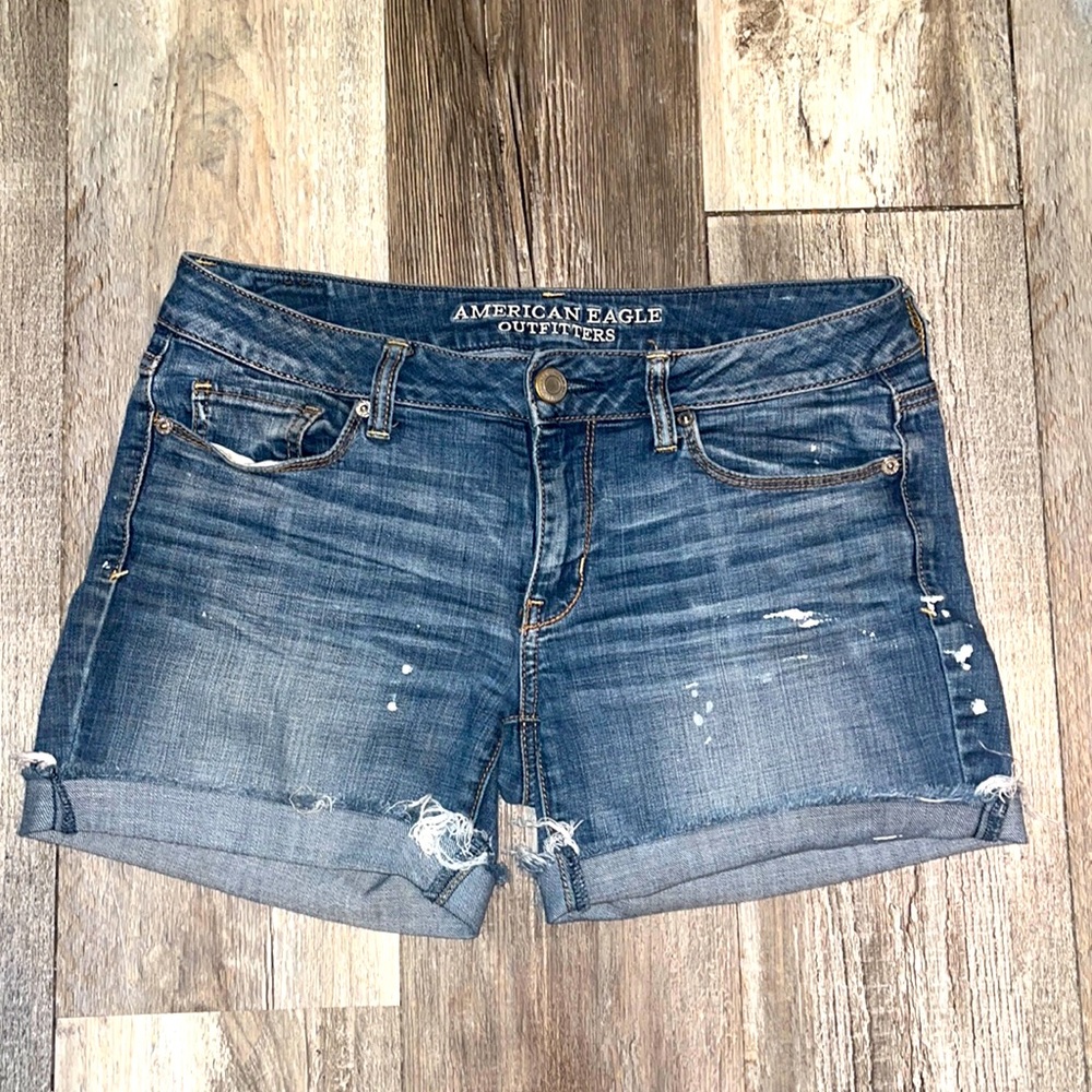 Womens size 8 Skinny American Eagle medium-wash mildly distressed denim shorts